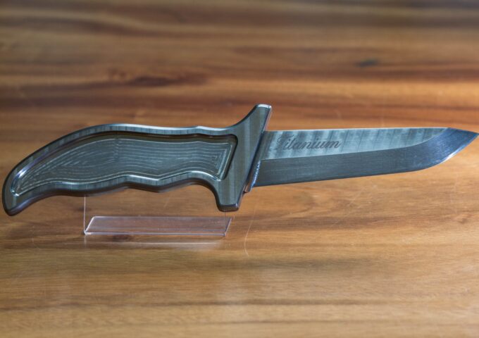 航空機エンジン部品メーカーが製作した軽くて切れ味抜群のチタン製ナイフ